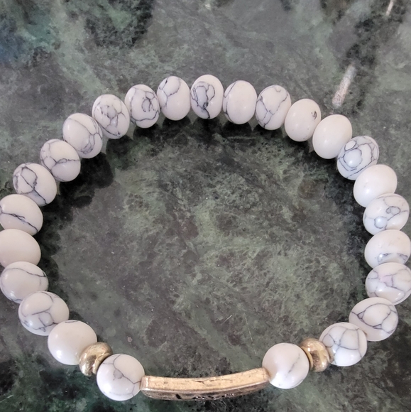 Howlite beaded stretch inspirational LOVE bracelet. - Picture 2 of 5